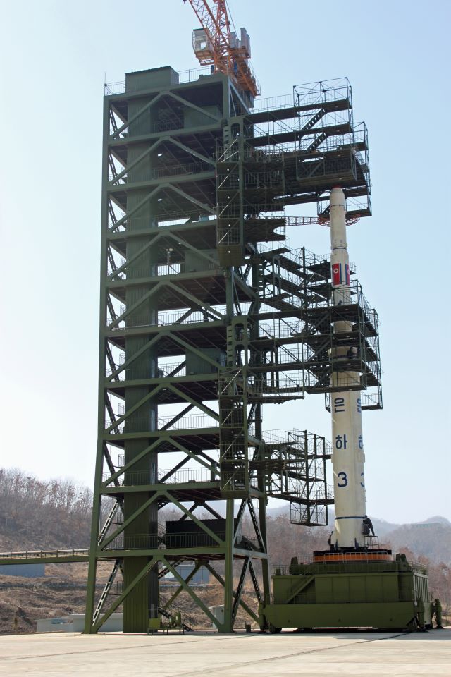 North_Korean_Unha-3_rocket_at_launch_pad